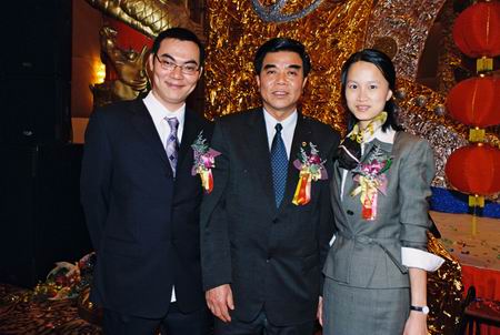 珠海市常務副市長冼文先生與美國華策公司董事長于愛娣女士在晚會現場、左為華策集團董事局副主席楊智雄，右為華策集團銷售總監楊影菲女士