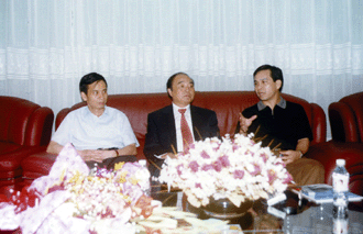 圖為市委書記黃道偉(右一)、市長湯世保(左一)在南寧機場貴賓廳會見美國美豐銀行董事長李文裕(中)。本報記者 黎均富攝