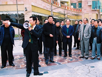 楊峰主席（前一）親自帶領(lǐng)考察團參觀集團開發(fā)的項目