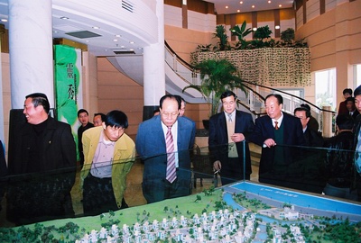 考察團在參觀和了解項目建設(shè)情況