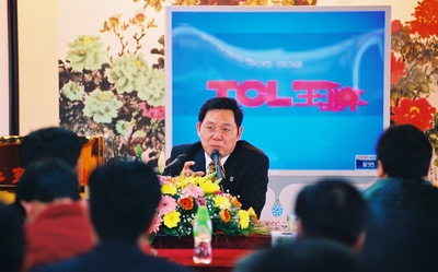 楊峰主席介紹華策集團的發(fā)展和企業(yè)管理經(jīng)驗