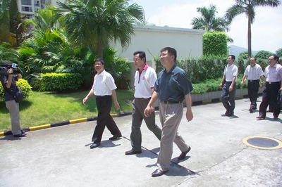 汕尾市委書記、人大主任戎鐵文（左一）和楊峰主席（中）以及王蒙徽市長在參觀國際花園