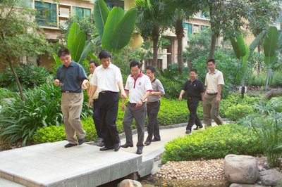 戎書記和王市長在藍波灣小區(qū)內(nèi)