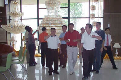 考察團參觀集團威力谷照明公司的燈飾展廳 考察團參觀集團威力谷照明公司的燈飾展廳