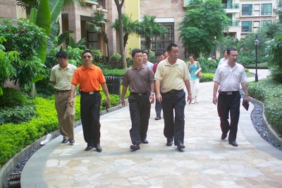 考察團在藍波灣小區內參觀 考察團在藍波灣小區內參觀